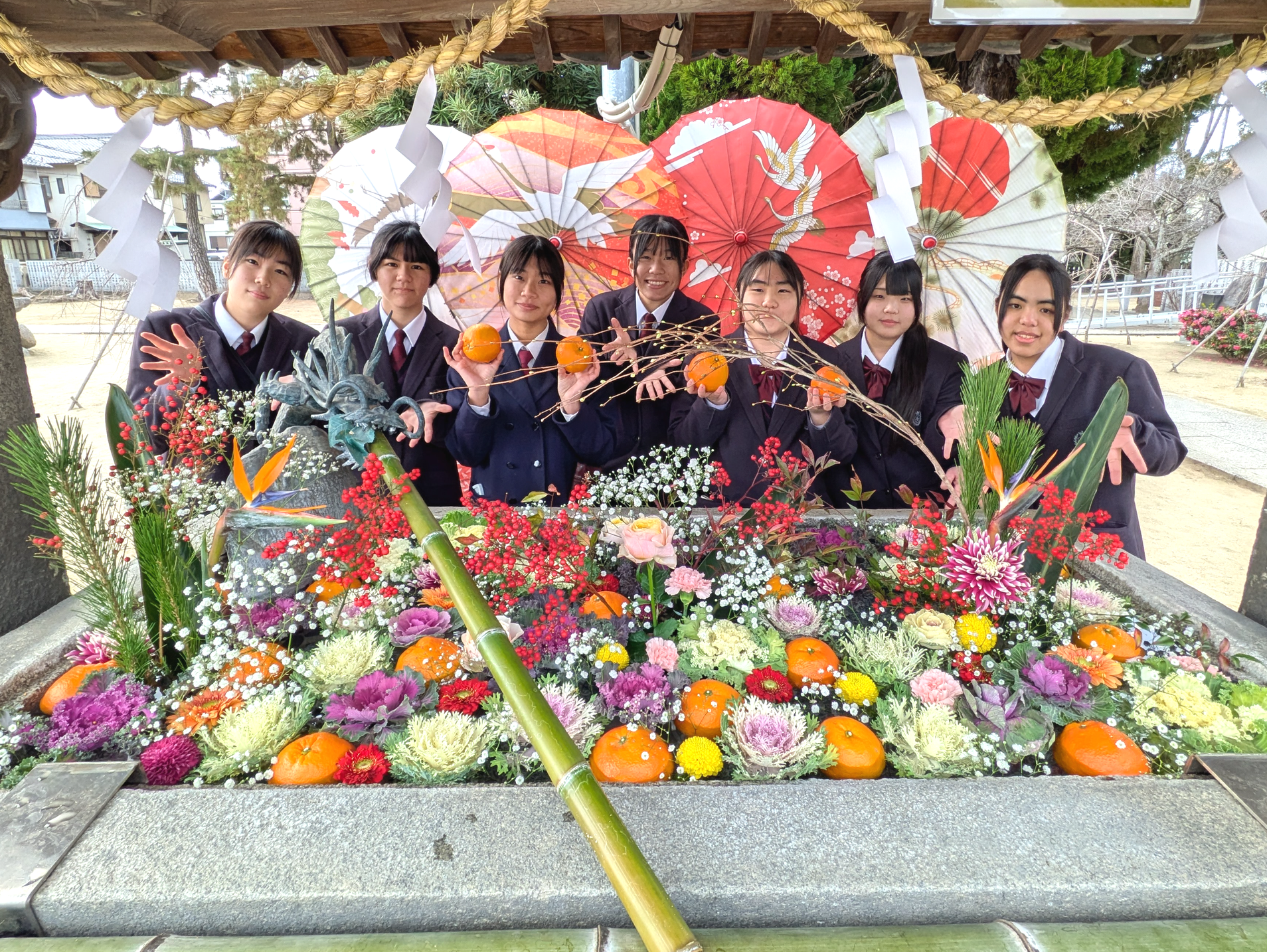新春の三津厳島神社に、“いい予感”な「花手水」が奉納されました